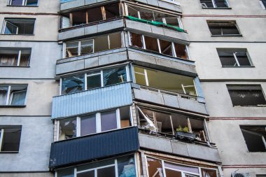 Kharkiv, Ukrayna, 15 Eylül 2024 Rus hava saldırısı 12 katlı bir binayı vurdu. Patlama, cam ve metali her yöne uçurdu. Bu da ikincil hasara yol açtı..