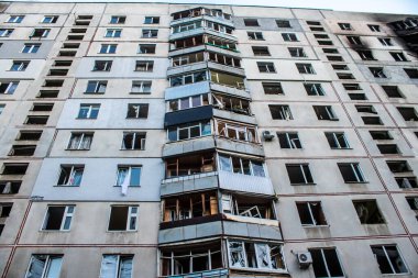 Kharkiv, Ukrayna, 15 Eylül 2024 Rus hava saldırısı 12 katlı bir binayı vurdu. Patlama, cam ve metali her yöne uçurdu. Bu da ikincil hasara yol açtı..