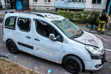 Kharkiv, Ukrayna, 15 Eylül 2024 Rus hava saldırısı 12 katlı bir binayı vurdu. Patlama, cam ve metali her yöne uçurdu. Bu da ikincil hasara yol açtı..