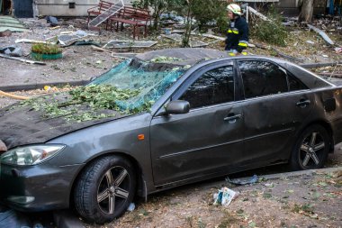 Kharkiv, Ukrayna, 15 Eylül 2024 Rus hava saldırısı 12 katlı bir binayı vurdu. Patlama, cam ve metali her yöne uçurdu. Bu da ikincil hasara yol açtı..