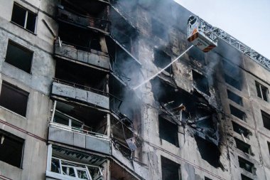 Kharkiv, Ukrayna, 15 Eylül 2024 Rus hava saldırısı 12 katlı bir binayı vurdu. Patlama, cam ve metali her yöne uçurdu. Bu da ikincil hasara yol açtı..