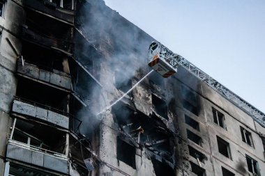 Kharkiv, Ukrayna, 15 Eylül 2024 Rus hava saldırısı 12 katlı bir binayı vurdu. Patlama, cam ve metali her yöne uçurdu. Bu da ikincil hasara yol açtı..