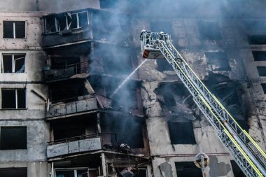 Kharkiv, Ukrayna, 15 Eylül 2024 Rus hava saldırısı 12 katlı bir binayı vurdu. Patlama, cam ve metali her yöne uçurdu. Bu da ikincil hasara yol açtı..
