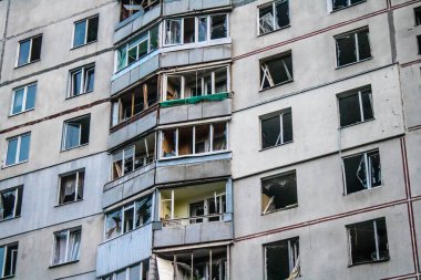 Kharkiv, Ukrayna, 15 Eylül 2024 Rus hava saldırısı 12 katlı bir binayı vurdu. Patlama, cam ve metali her yöne uçurdu. Bu da ikincil hasara yol açtı..