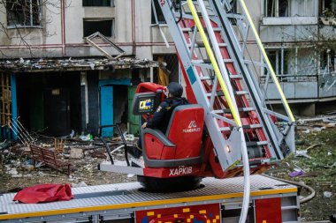 Kharkiv, Ukrayna, 15 Eylül 2024 Rus hava saldırısı 12 katlı bir binayı vurdu. Patlama, cam ve metali her yöne uçurdu. Bu da ikincil hasara yol açtı..