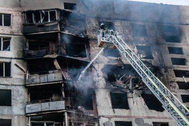 Kharkiv, Ukrayna, 15 Eylül 2024 Rus hava saldırısı 12 katlı bir binayı vurdu. Patlama, cam ve metali her yöne uçurdu. Bu da ikincil hasara yol açtı..