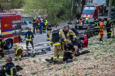 Kharkiv, Ukrayna, 15 Eylül 2024 Rus hava saldırısı 12 katlı bir binayı vurdu. Patlama, cam ve metali her yöne uçurdu. Bu da ikincil hasara yol açtı..