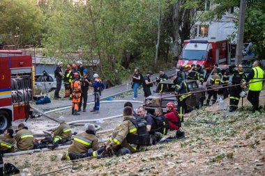 Kharkiv, Ukrayna, 15 Eylül 2024 Rus hava saldırısı 12 katlı bir binayı vurdu. Patlama, cam ve metali her yöne uçurdu. Bu da ikincil hasara yol açtı..