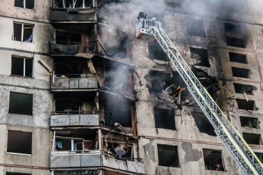 Kharkiv, Ukrayna, 15 Eylül 2024 Rus hava saldırısı 12 katlı bir binayı vurdu. Patlama, cam ve metali her yöne uçurdu. Bu da ikincil hasara yol açtı..