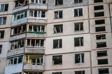 Kharkiv, Ukrayna, 15 Eylül 2024 Rus hava saldırısı 12 katlı bir binayı vurdu. Patlama, cam ve metali her yöne uçurdu. Bu da ikincil hasara yol açtı..