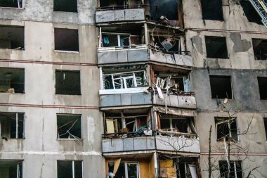 Kharkiv, Ukrayna, 15 Eylül 2024 Rus hava saldırısı 12 katlı bir binayı vurdu. Patlama, cam ve metali her yöne uçurdu. Bu da ikincil hasara yol açtı..