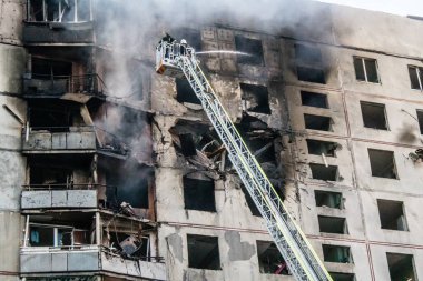 Kharkiv, Ukrayna, 15 Eylül 2024 Rus hava saldırısı 12 katlı bir binayı vurdu. Patlama, cam ve metali her yöne uçurdu. Bu da ikincil hasara yol açtı..