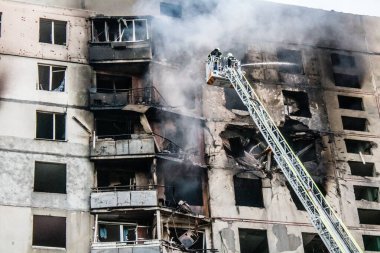 Kharkiv, Ukrayna, 15 Eylül 2024 Rus hava saldırısı 12 katlı bir binayı vurdu. Patlama, cam ve metali her yöne uçurdu. Bu da ikincil hasara yol açtı..