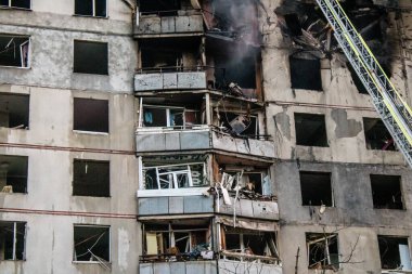 Kharkiv, Ukrayna, 15 Eylül 2024 Rus hava saldırısı 12 katlı bir binayı vurdu. Patlama, cam ve metali her yöne uçurdu. Bu da ikincil hasara yol açtı..