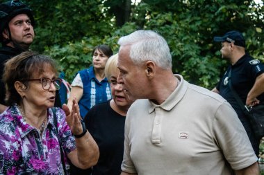 Kharkiv, Ukrayna, 15 Eylül 2024 Kharkiv Belediye Başkanı Igor Terekhov, Rus hava saldırısının 12 katlı bir yerleşim yerine yaptığı saldırıyı incelemek için geldi..