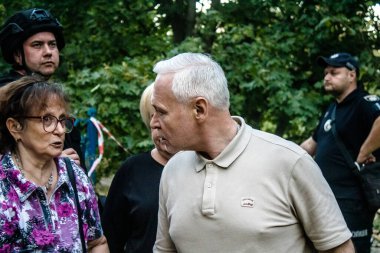 Kharkiv, Ukrayna, 15 Eylül 2024 Kharkiv Belediye Başkanı Igor Terekhov, Rus hava saldırısının 12 katlı bir yerleşim yerine yaptığı saldırıyı incelemek için geldi..