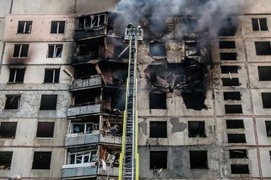 Kharkiv, Ukrayna, 15 Eylül 2024 Rus hava saldırısı 12 katlı bir binayı vurdu. Patlama, cam ve metali her yöne uçurdu. Bu da ikincil hasara yol açtı..