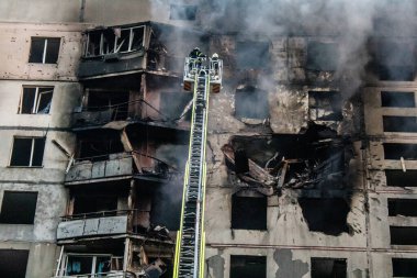 Kharkiv, Ukrayna, 15 Eylül 2024 Rus hava saldırısı 12 katlı bir binayı vurdu. Patlama, cam ve metali her yöne uçurdu. Bu da ikincil hasara yol açtı..