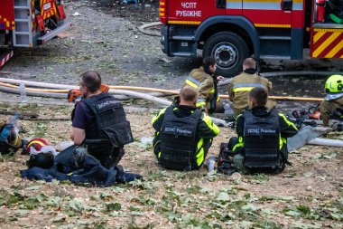 Kharkiv, Ukrayna, 15 Eylül 2024 Rus hava saldırısı 12 katlı bir binayı vurdu. Patlama, cam ve metali her yöne uçurdu. Bu da ikincil hasara yol açtı..