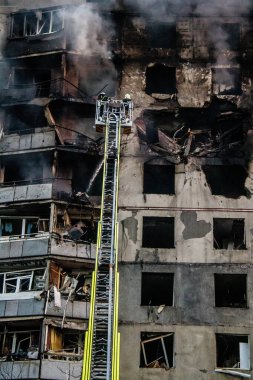 Kharkiv, Ukrayna, 15 Eylül 2024 Rus hava saldırısı 12 katlı bir binayı vurdu. Patlama, cam ve metali her yöne uçurdu. Bu da ikincil hasara yol açtı..