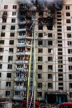Kharkiv, Ukrayna, 15 Eylül 2024 Rus hava saldırısı 12 katlı bir binayı vurdu. Patlama, cam ve metali her yöne uçurdu. Bu da ikincil hasara yol açtı..