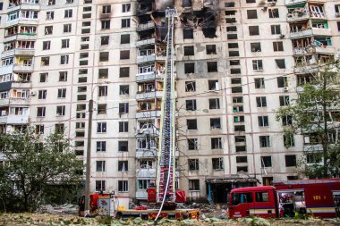 Kharkiv, Ukrayna, 15 Eylül 2024 Rus hava saldırısı 12 katlı bir binayı vurdu. Patlama, cam ve metali her yöne uçurdu. Bu da ikincil hasara yol açtı..
