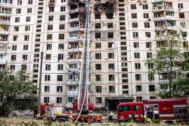 Kharkiv, Ukrayna, 15 Eylül 2024 Rus hava saldırısı 12 katlı bir binayı vurdu. Patlama, cam ve metali her yöne uçurdu. Bu da ikincil hasara yol açtı..