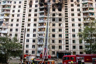 Kharkiv, Ukrayna, 15 Eylül 2024 Rus hava saldırısı 12 katlı bir binayı vurdu. Patlama, cam ve metali her yöne uçurdu. Bu da ikincil hasara yol açtı..