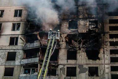 Kharkiv, Ukrayna, 15 Eylül 2024 Rus hava saldırısı 12 katlı bir binayı vurdu. Patlama, cam ve metali her yöne uçurdu. Bu da ikincil hasara yol açtı..