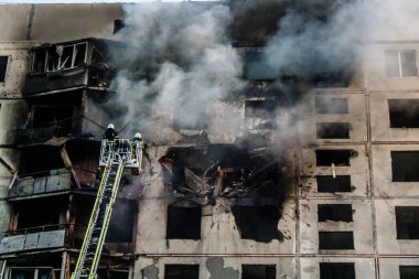 Kharkiv, Ukrayna, 15 Eylül 2024 Rus hava saldırısı 12 katlı bir binayı vurdu. Patlama, cam ve metali her yöne uçurdu. Bu da ikincil hasara yol açtı..