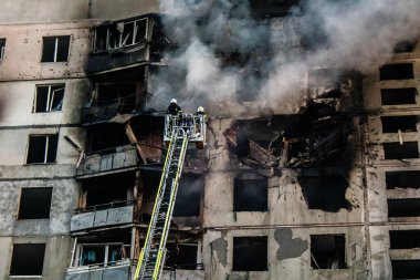 Kharkiv, Ukrayna, 15 Eylül 2024 Rus hava saldırısı 12 katlı bir binayı vurdu. Patlama, cam ve metali her yöne uçurdu. Bu da ikincil hasara yol açtı..