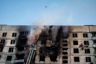 Kharkiv, Ukrayna, 15 Eylül 2024 Rus hava saldırısı 12 katlı bir binayı vurdu. Patlama, cam ve metali her yöne uçurdu. Bu da ikincil hasara yol açtı..