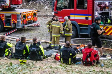 Kharkiv, Ukrayna, 15 Eylül 2024 Rus hava saldırısı 12 katlı bir binayı vurdu. Patlama, cam ve metali her yöne uçurdu. Bu da ikincil hasara yol açtı..