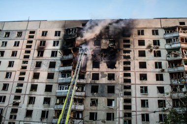Kharkiv, Ukrayna, 15 Eylül 2024 Rus hava saldırısı 12 katlı bir binayı vurdu. Patlama, cam ve metali her yöne uçurdu. Bu da ikincil hasara yol açtı..