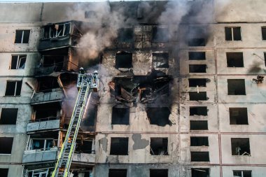 Kharkiv, Ukrayna, 15 Eylül 2024 Rus hava saldırısı 12 katlı bir binayı vurdu. Patlama, cam ve metali her yöne uçurdu. Bu da ikincil hasara yol açtı..