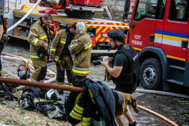 Kharkiv, Ukrayna, 15 Eylül 2024 Rus hava saldırısı 12 katlı bir binayı vurdu. Patlama, cam ve metali her yöne uçurdu. Bu da ikincil hasara yol açtı..