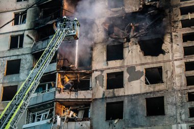 Kharkiv, Ukrayna, 15 Eylül 2024 Rus hava saldırısı 12 katlı bir binayı vurdu. Patlama, cam ve metali her yöne uçurdu. Bu da ikincil hasara yol açtı..