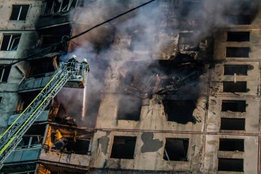 Kharkiv, Ukrayna, 15 Eylül 2024 Rus hava saldırısı 12 katlı bir binayı vurdu. Patlama, cam ve metali her yöne uçurdu. Bu da ikincil hasara yol açtı..