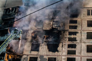 Kharkiv, Ukrayna, 15 Eylül 2024 Rus hava saldırısı 12 katlı bir binayı vurdu. Patlama, cam ve metali her yöne uçurdu. Bu da ikincil hasara yol açtı..