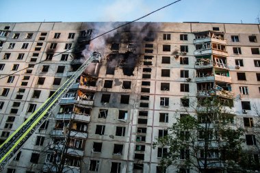 Kharkiv, Ukrayna, 15 Eylül 2024 Rus hava saldırısı 12 katlı bir binayı vurdu. Patlama, cam ve metali her yöne uçurdu. Bu da ikincil hasara yol açtı..