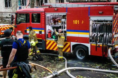 Kharkiv, Ukrayna, 15 Eylül 2024 Rus hava saldırısı 12 katlı bir binayı vurdu. Patlama, cam ve metali her yöne uçurdu. Bu da ikincil hasara yol açtı..