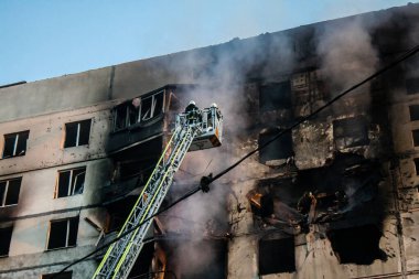 Kharkiv, Ukrayna, 15 Eylül 2024 Rus hava saldırısı 12 katlı bir binayı vurdu. Patlama, cam ve metali her yöne uçurdu. Bu da ikincil hasara yol açtı..