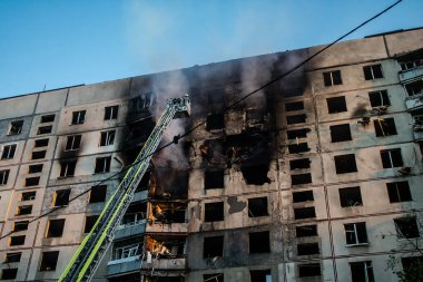 Kharkiv, Ukrayna, 15 Eylül 2024 Rus hava saldırısı 12 katlı bir binayı vurdu. Patlama, cam ve metali her yöne uçurdu. Bu da ikincil hasara yol açtı..