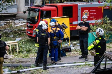 Kharkiv, Ukrayna, 15 Eylül 2024 Rus hava saldırısı 12 katlı bir binayı vurdu. Patlama, cam ve metali her yöne uçurdu. Bu da ikincil hasara yol açtı..