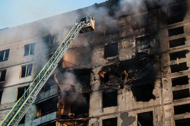 Kharkiv, Ukrayna, 15 Eylül 2024 Rus hava saldırısı 12 katlı bir binayı vurdu. Patlama, cam ve metali her yöne uçurdu. Bu da ikincil hasara yol açtı..