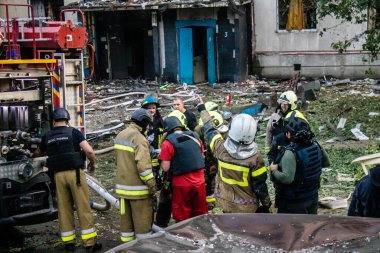 Kharkiv, Ukrayna, 15 Eylül 2024 Rus hava saldırısı 12 katlı bir binayı vurdu. Patlama, cam ve metali her yöne uçurdu. Bu da ikincil hasara yol açtı..