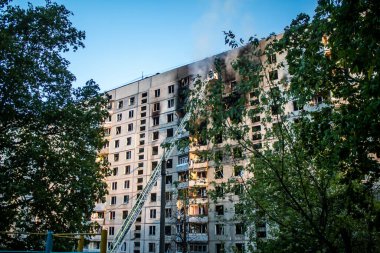 Kharkiv, Ukrayna, 15 Eylül 2024 Rus hava saldırısı 12 katlı bir binayı vurdu. Patlama, cam ve metali her yöne uçurdu. Bu da ikincil hasara yol açtı..