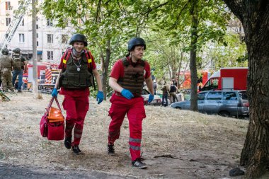 Kharkiv, Ukrayna, 15 Eylül 2024 Rus hava saldırısı 12 katlı bir binayı vurdu. Patlama, cam ve metali her yöne uçurdu. Bu da ikincil hasara yol açtı..