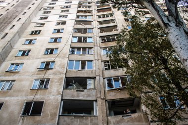 Kharkiv, Ukrayna, 15 Eylül 2024 Rus hava saldırısı 12 katlı bir binayı vurdu. Patlama, cam ve metali her yöne uçurdu. Bu da ikincil hasara yol açtı..