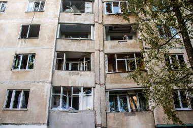 Kharkiv, Ukrayna, 15 Eylül 2024 Rus hava saldırısı 12 katlı bir binayı vurdu. Patlama, cam ve metali her yöne uçurdu. Bu da ikincil hasara yol açtı..